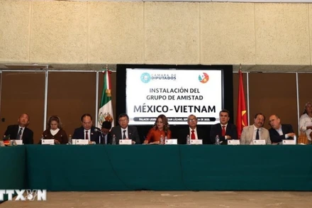 Lễ ký các văn bản liên quan việc thành lập Nhóm nghị sĩ hữu nghị Mexico-Việt Nam. (Ảnh: Phi Hùng/TTXVN)
