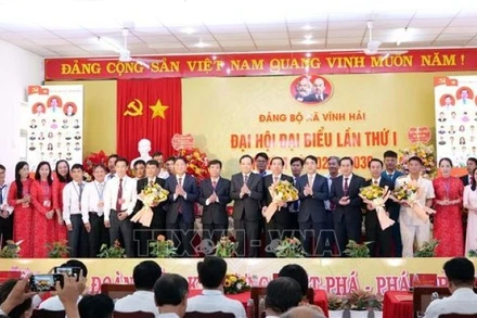 Đồng chí Trần Lưu Quang, Bí thư Trung ương Đảng, Trưởng Ban Chính sách, chiến lược Trung ương chức mừng Ban chấp hành Đảng bộ xã Vĩnh Hải ra mắt Đại hội. (Ảnh: TTXVN)