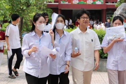 Các thí sinh đến điểm thi ở Trường trung học phổ thông Huỳnh Thúc Kháng (thành phố Vinh).