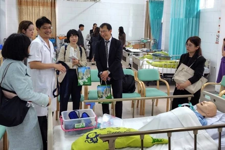 Các đại biểu tham quan phòng thực hành chăm sóc người cao tuổi tại Trường cao đẳng Y tế Bạch Mai. (Ảnh: JICA)