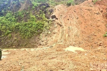 Hiện trường vụ sạt lở đất tại Km 201+500, đường Hồ Chí Minh nhánh Tây.