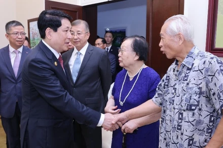 Chủ tịch nước Lương Cường với đại diện gia đình nhân sĩ hữu nghị - tướng lĩnh cách mạng, chuyên gia, cố vấn Trung Quốc từng tham gia giúp đỡ Việt Nam. (Ảnh: Lâm Khánh/TTXVN)