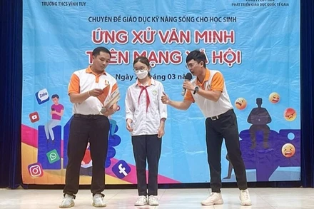 Một buổi tổ chức chuyên đề giáo dục kỹ năng sống cho học sinh "Ứng xử văn minh trên mạng xã hội" tại Trường THCS Vĩnh Tuy (Hà Nội).