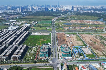 Sau hơn 1 năm thi công, đoạn đường Liên Phường dài 660m kết nối với trục chính vào Khu liên hợp thể dục thể thao Rạch Chiếc đã thi công gần như hoàn thiện các hạng mục chính.