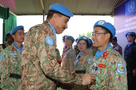 Đại diện Phái bộ an ninh lâm thời của Liên hợp quốc tại Abyei trao Huy chương Vì sự nghiệp gìn giữ hòa bình Liên hợp quốc cho các thành viên Đội Công binh số 3 Việt Nam.