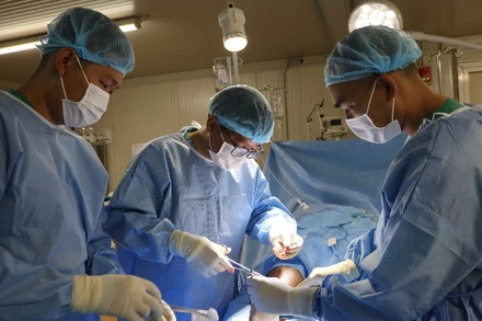 Các bác sĩ Bệnh viện dã chiến cấp 2 số 7 của Việt Nam thực hiện ca phẫu thuật nối gân gót cho bệnh nhân người Mông Cổ. (Ảnh: TIẾN PHÚC)