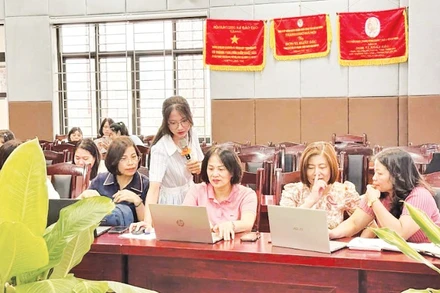 Đội ngũ cán bộ, giáo viên Trường trung học cơ sở Giảng Võ (phường Giảng Võ, thành phố Hà Nội) thường xuyên tập huấn chuyên môn để triển khai các phương pháp giáo dục mới.