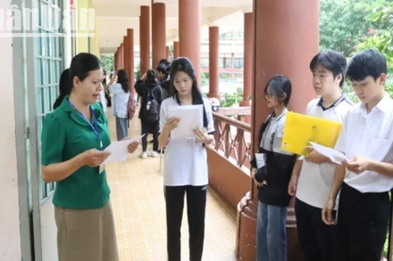 Các thí sinh đến làm thủ tục thi vào chiều 25/6 tại điểm thi Trường Trung học phổ thông Lê Quý Đôn, thành phố Buôn Ma Thuột. 