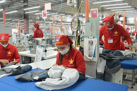 Công nhân sản xuất áo veston xuất khẩu tại Xí nghiệp May Hưng Hà (Tổng công ty May 10). (Ảnh: ĐĂNG ANH)