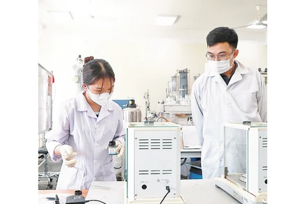 Nghiên cứu khoa học ở phòng thí nghiệm tại Đại học Quốc gia Hà Nội. (Ảnh: THU HẰNG)