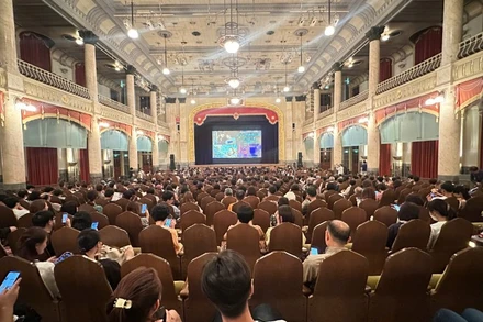 Hơn 1.000 khán giả là người Việt Nam và bạn bè quốc tế đã có dịp thưởng thức bộ phim “Song Lang” và phần trình diễn áo dài Việt tại thành phố Osaka, Nhật Bản.