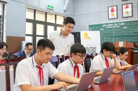 Học sinh Trường trung học cơ sở Giảng Võ (Ba Đình, Hà Nội) trong giờ học mô hình trường học số.