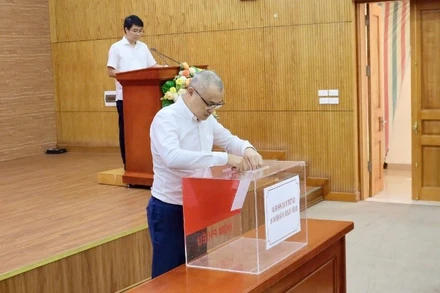 Đồng chí Phạm Đại Dương cùng toàn thể cán bộ, công chức, viên chức, người lao động Ban Chính sách, chiến lược Trung ương chia sẻ với đồng bào bị thiệt hại do bão lũ.