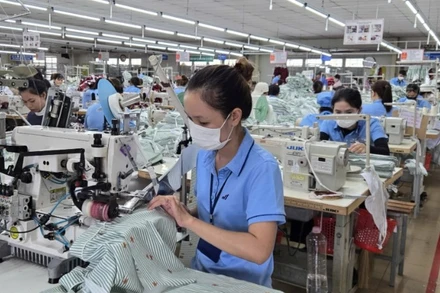 May quần áo xuất khẩu tại Nhà máy may Hòa Thị, tỉnh Quảng Ngãi. (Ảnh: MINH KHÔI)