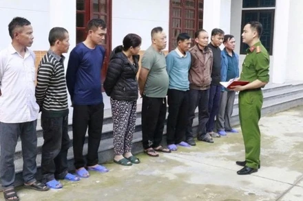 Các đối tượng đánh bạc bị bắt giữ. 