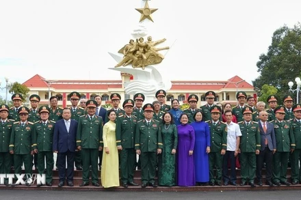 Đại tướng Nguyễn Trọng Nghĩa, Ủy viên Bộ Chính trị, Bí thư Trung ương Đảng, Ủy viên Thường vụ Quân ủy Trung ương, Chủ nhiệm Tổng cục Chính trị Quân đội nhân dân Việt Nam và các đại biểu chụp ảnh lưu niệm tại Đài tưởng niệm liệt sỹ Sư đoàn 5 - Quân Khu 7. (Ảnh: Minh Phú/TTXVN)