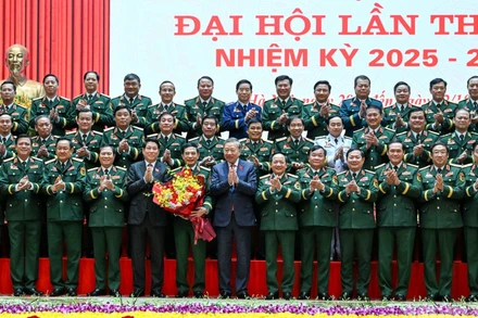 Tổng Bí thư Tô Lâm, Bí thư Quân ủy Trung ương và Chủ tịch nước Lương Cường chụp ảnh cùng Đoàn đại biểu Đảng bộ Quân đội dự Đại hội Đảng toàn quốc lần thứ XIV.