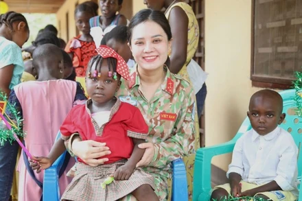 Thành viên Tổ công tác Bộ Quốc phòng Việt Nam tại Phái bộ Gìn giữ hòa bình Liên hợp quốc ở Cộng hòa Trung Phi đưa không khí Trung thu tới các em nhỏ ở Bangui.