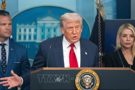 Tổng thống Mỹ Donald Trump (giữa) phát biểu trong cuộc họp báo tại Washington, D.C., ngày 11/8/2025. (Ảnh: THX/TTXVN)