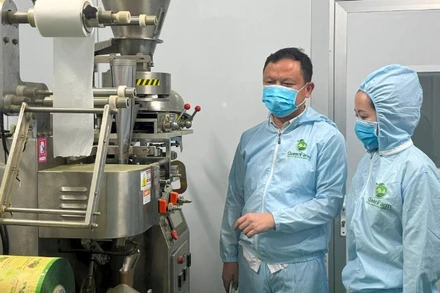 Dây chuyền đóng gói trà matcha của anh Trần Văn Tân (Thanh Hóa).