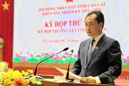 Đồng chí Trịnh Việt Hùng, Ủy viên dự khuyết Trung ương Đảng, Bí thư Tỉnh ủy, Chủ tịch Hội đồng nhân dân tỉnh Lào Cai phát biểu tại kỳ họp. (Ảnh: THANH SƠN)