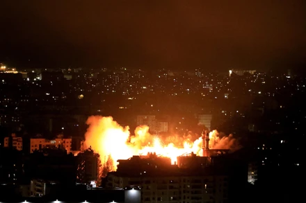 Khói lửa bốc lên sau cuộc không kích của Israel xuống ngoại ô của Beirut, Liban ngày 5/6/2025. (Ảnh: THX/TTXVN)