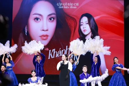 Ca sĩ Khánh Thy biểu diễn tại lễ ra mắt album thứ hai của cô tại Đài Phát thanh và Truyền hình Hà Nội.
