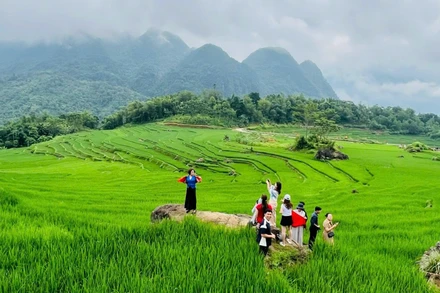 Du khách trải nghiệm Pù Luông, Thanh Hóa. (Ảnh: QUANG THẮNG)