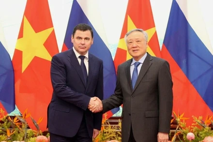 Phó Thủ tướng Thường trực Chính phủ Nguyễn Hòa Bình tiếp Đoàn đại biểu cấp cao Cơ quan Công vụ, Nhân sự và Chống tham nhũng trực thuộc Tổng thống Liên bang Nga do Trợ lý Tổng thống Nga dẫn đầu Mironov Dmitry. (Ảnh: VGP/Nguyễn Hoàng)