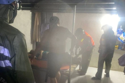 Công an phường Hòa Khánh Nam, quận Liên Chiểu, thành phố Đà Nẵng hỗ trợ đưa người dân bị bệnh nặng ra khỏi khu vực ngập lụt để tránh, trú bão an toàn. (Ảnh: Công an cung cấp)