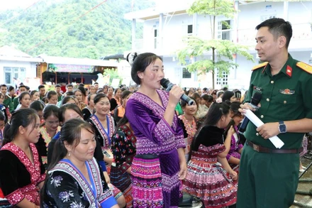 Tổ tư vấn pháp luật giải đáp thắc mắc của bà con.