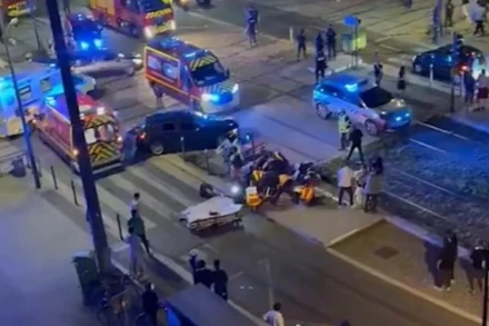 Hiện trường vụ lao xe vào đám đông tại ở thành phố Grenoble của Pháp đêm 31/5. (Ảnh: Dailymail)