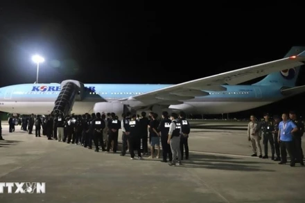 Các công dân Hàn Quốc liên quan hoạt động lừa đảo sử dụng công nghệ được bàn giao tại sân bay quốc tế ở Thủ đô Phnom Penh, Vương quốc Campuchia, tối 17/10/2025. (Ảnh: AKP/TTXVN phát)