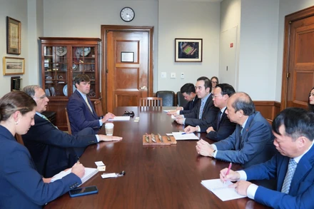 Bộ trưởng Nông nghiệp và Môi trường Đỗ Đức Duy làm việc với Thượng nghị sĩ John Boozman, Chủ tịch Ủy ban Nông nghiệp, Dinh dưỡng và Lâm nghiệp Thượng viện Mỹ. (Ảnh: TTXVN)