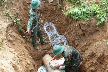 Lực lượng chức năng Bộ Chỉ huy Quân sự tỉnh Phú Thọ đặt thuốc trước khi hủy nổ an toàn.