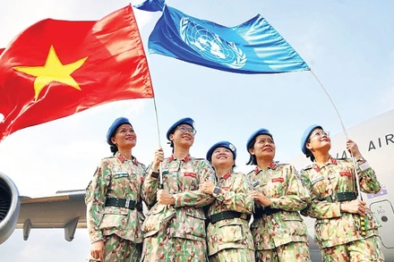 Các nữ chiến sĩ Bệnh viện dã chiến cấp 2 (số 3) lên đường đi làm nhiệm vụ gìn giữ hoà bình ở Nam Sudan. (Ảnh: Đậu Tiến Đạt)