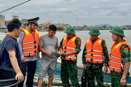 Lực lượng chức năng Nghệ An trực tiếp xuống tàu tuyên truyền cho ngư dân về chống khai thác IUU.