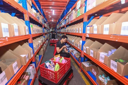 Sử dụng robot tại kho hàng của Tổng công ty cổ phần Bưu chính Viettel (Viettel Post). (Ảnh: ĐĂNG ANH)