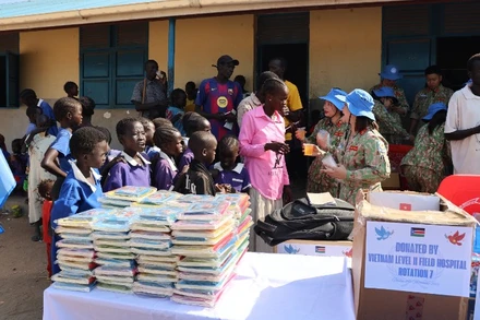 Bệnh viện dã chiến cấp 2 số 7 của Việt Nam tổ chức nhiều hoạt động ý nghĩa tại Trường tiểu học Nữ sinh Bentiu, Nam Sudan.