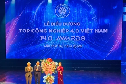 Đồng chí Nguyễn Thị Thanh - Phó Chủ tịch Quốc hội tặng hoa chúc mừng chương trình.