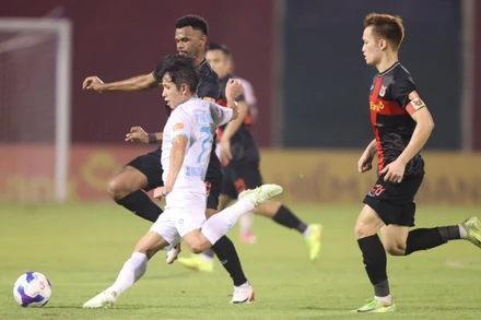 Dù rất nỗ lực nhưng Thép Xanh Nam Định (áo trắng) vẫn nhận về thất bại 0-2 trước Ninh Bình. (Ảnh: VPF)