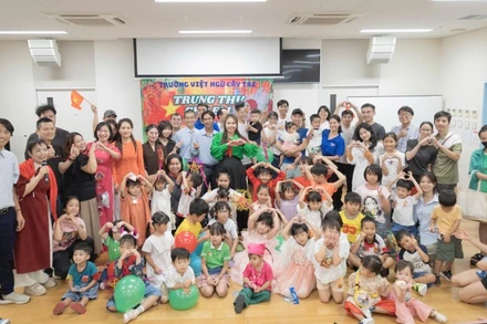 Trường Việt ngữ Cây Tre (Osaka, Nhật Bản) tổ chức chương trình Tết Trung thu cho các em học sinh.