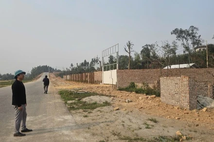 Cả một dải đất hai bên đường lên hồ Đại Lải bị lấn chiếm trái phép.