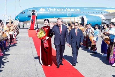 Lễ đón Tổng Bí thư Tô Lâm và Phu nhân tại sân bay quốc tế Wattay, Thủ đô Vientiane. (Ảnh: Thống Nhất/TTXVN)