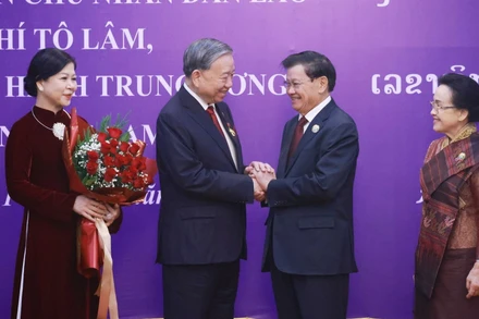 Tổng Bí thư Tô Lâm và Phu nhân cùng Tổng Bí thư, Chủ tịch nước Lào Thongloun Sisoulith và Phu nhân tại buổi lễ. (Ảnh: Thống Nhất/TTXVN)