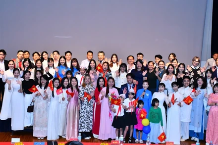 Đông đảo bà con kiều bào Việt Nam đang sinh sống, học tập và làm việc tại khu vực Kansai, Nhật Bản đến tham dự chương trình "Tiếng Mẹ nơi xa".