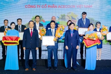 Đại diện Acecook Việt Nam nhận giải Top 100 doanh nghiệp bền vững 2025.