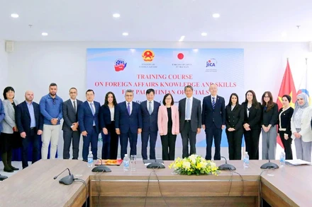 Lễ Khai giảng khóa học với sự tham dự của Đại sứ Palestine tại Việt Nam Saadi Salama, Đại sứ Nhật Bản tại Việt Nam Ito Naoki, Giám đốc Học viện Ngoại giao Nguyễn Hùng Sơn, Vụ trưởng Vụ Trung Đông-châu Phi Nguyễn Phương Trà, Trưởng đại diện Văn phòng JICA tại Việt Nam Kobayashi Yosuke, cùng các cán bộ Palestine tham dự khóa học. (Ảnh: JICA)