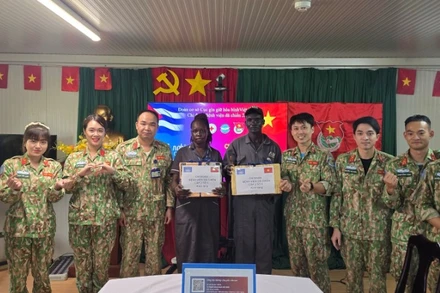 Chi đoàn Bệnh viện Dã chiến cấp 2 số 6 tổ chức buổi quyên góp hưởng ứng Chương trình “65 năm nghĩa tình Việt Nam-Cuba” do Trung ương Hội Chữ thập đỏ Việt Nam phát động. (Ảnh: Sỹ Công)