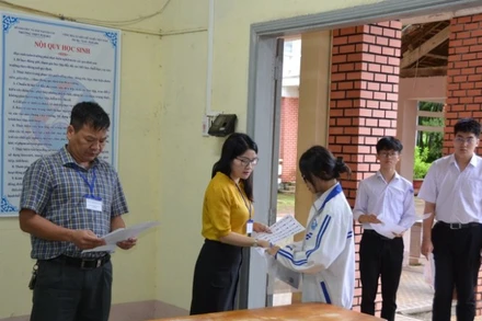 Thí sinh tại điểm thi Trường trung học phổ thông Pleiku làm thủ tục thi.